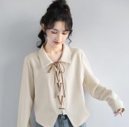 2022秋季�款杏色长袖衬衫女宽松polo领华夫格上衣设计�? title=